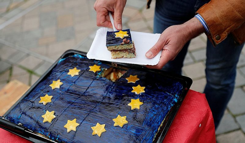 Torte Vācijas Sociāldemokrātiskās partijas EP vēlēšanu kampaņā Kvedlinburgā arī vedina domāt, ka jādod labums. Tagad uzreiz.