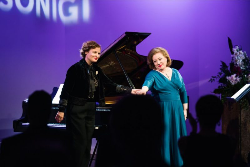 Dziedātāja Inga Kalna un pianiste Diāna Ketlere.