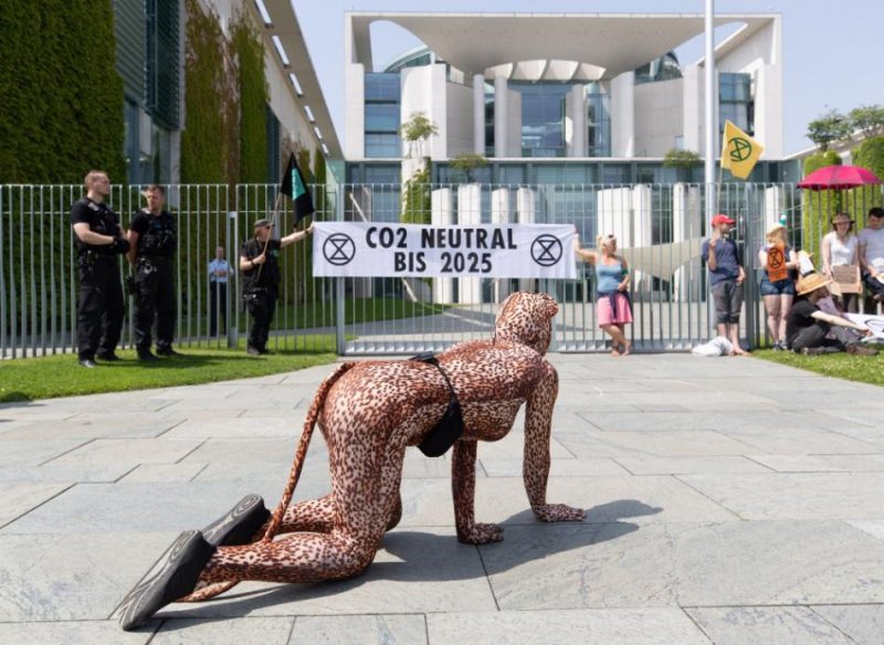 Protesta dalībnieki – kustības “Extinction Rebellion” aktīvisti