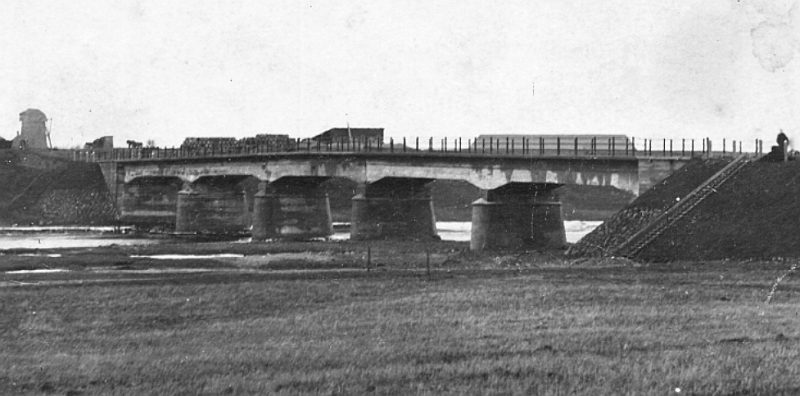 Vecsalacas tilts 20.–30. gados.