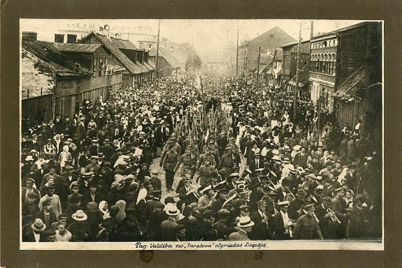 Latvijas Pagaidu valdības atgriešanās Liepājā no kuģa “Saratov”. Gājiens pa Miķeļa (tag. Celtnieku) ielu 1919. gada 27. jūnijā.