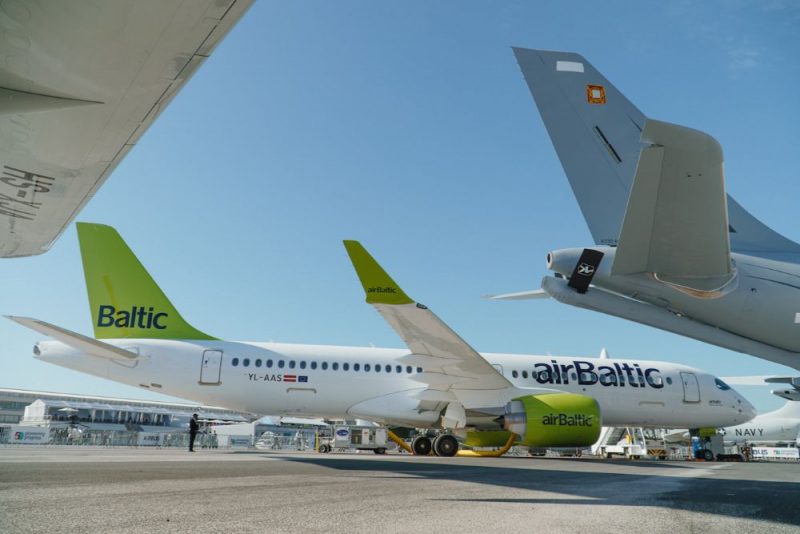 "airBaltic" izstādē "Paris Air Show 2019" prezentē "Airbus A220-300" lidmašīnu.