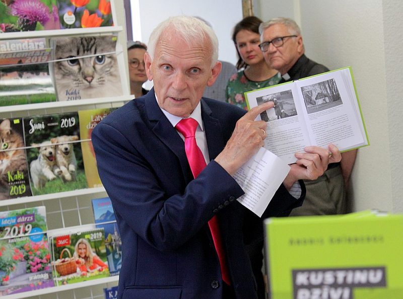 Grāmatas "Kustinu dzīvi. 60 gadi žurnālista ceļos un neceļos" autors Andris Grīnbergs