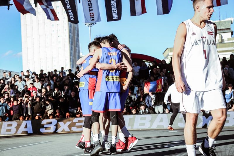 Mongolijas basketbolisti līksmo pēc uzvaras pār Latviju.