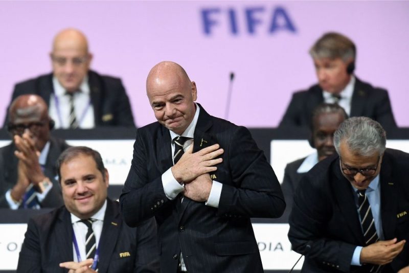 Džanni Infantīno (centrā) pateicas par pārvēlēšanu FIFA vadītāja amatā.