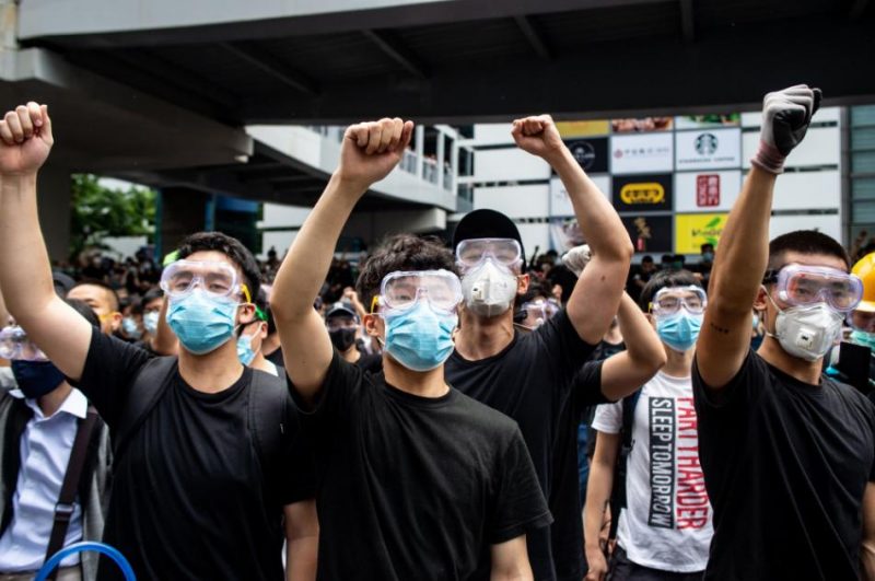 Honkongā desmitiem tūkstoši protestēju pret likumprojektu par aizdomās turētu personu izdošanu Ķīnai trešdien paralizējuši pilsētas centru, bloķējot galvenās ielas un parlamentu.