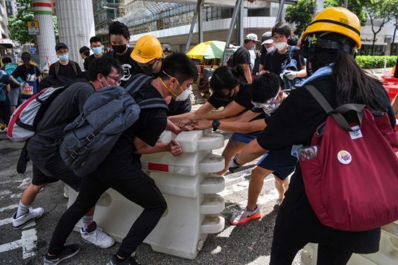 
Honkongā protestu dēļ atcelti vairāki nozīmīgi pasākumi, arī WTA tenisa turnīrs dāmām.
