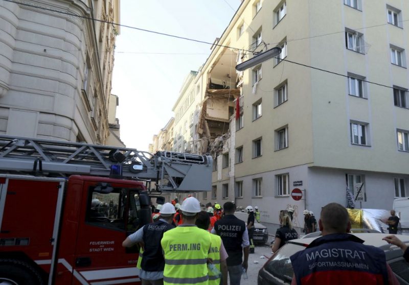 Eksplozijā daļēji sabrūkot daudzdzīvokļu ēkai, Austrijas galvaspilsētā Vīnē trešdien cietuši 12 cilvēki, paziņojusi policija.