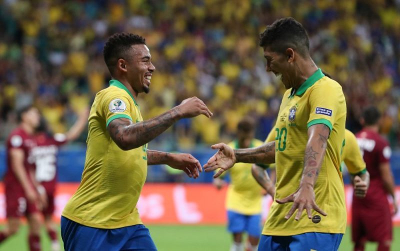 Brazīlijas izlases futbolists Gabriēls Žesūss (no kreisās) un Robērtu Firminu priecājas par gūtiem vārtiem, kuri vēlēk netika ieskaitīti.