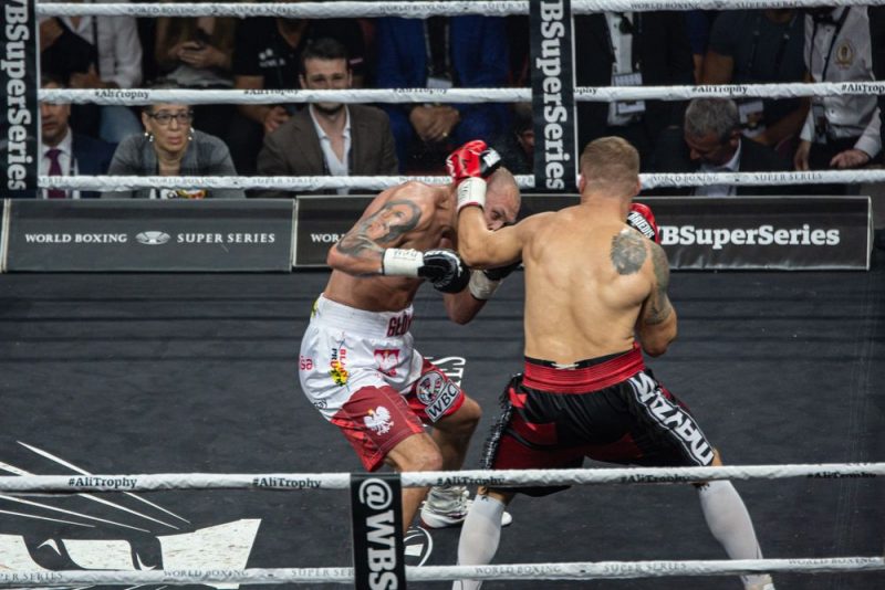 Mairis Briedis (pa labi) pret Kšištofu Glovacki aizvadījis savu skandalozāko cīņu karjerā.