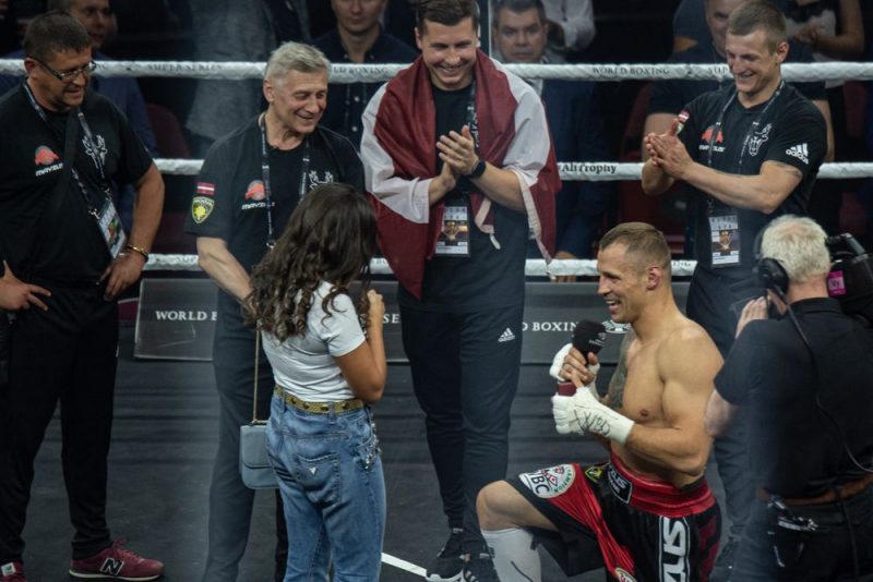 Sestdienas vakarā Mairis Briedis guva uzvaru gan cīņas, gan mīlas frontē.