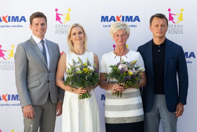 Valsts pirmā lēdija Iveta Vējone apmeklē Bērnu slimnīcas dārza svētkus.