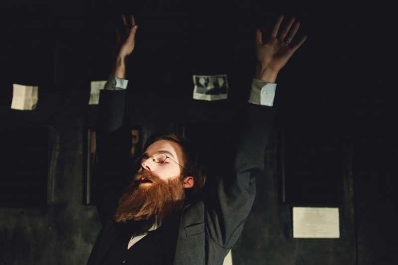 Skats no “Dirty Deal Teatro” izrādes “Andrievs Niedra”.