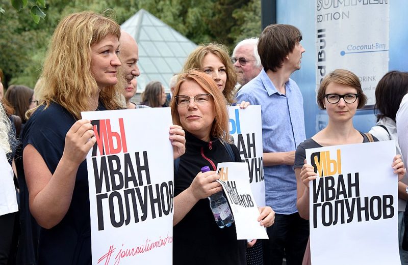 Latvijas žurnāliste Sanita Jemberga (no kreisās), programmas “Nekā personīga” producente Arta Ģiga un Latvijas Televīzijas redaktore Anna Platpīre vakar piedalījās Latvijas Žurnālistu asociācijas rīkotajā piketā Rīgā pie Krievijas vēstniecības, lai atbalstītu Krievijā aizturētā Rīgā izvietotā interneta izdevuma “Meduza” žurnālistu Ivanu Golunovu.
