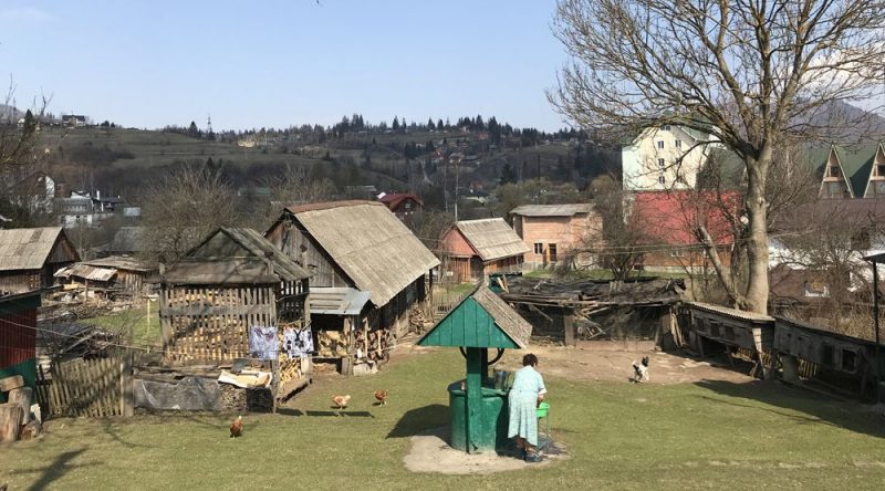 Dzīve laukos pavasarī šķiet pašpietiekama un priecīga, naturālā saimniecība te ir optimisma pamats.