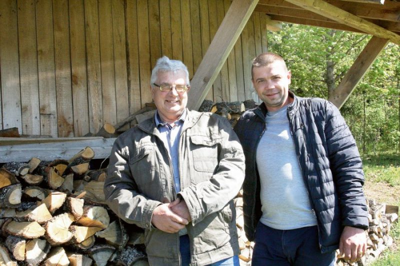 “Zītari” saimnieks Alberts Pauliņš (no kreisās) saimniecību nodevis dēlam Jānim, kas turpinās palielināt gaļas liellopu ganāmpulku un attīstīs graudkopību.
