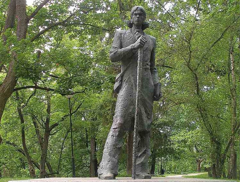 Kristiānam Jākam Petersonam veltītais piemineklis Tartu.