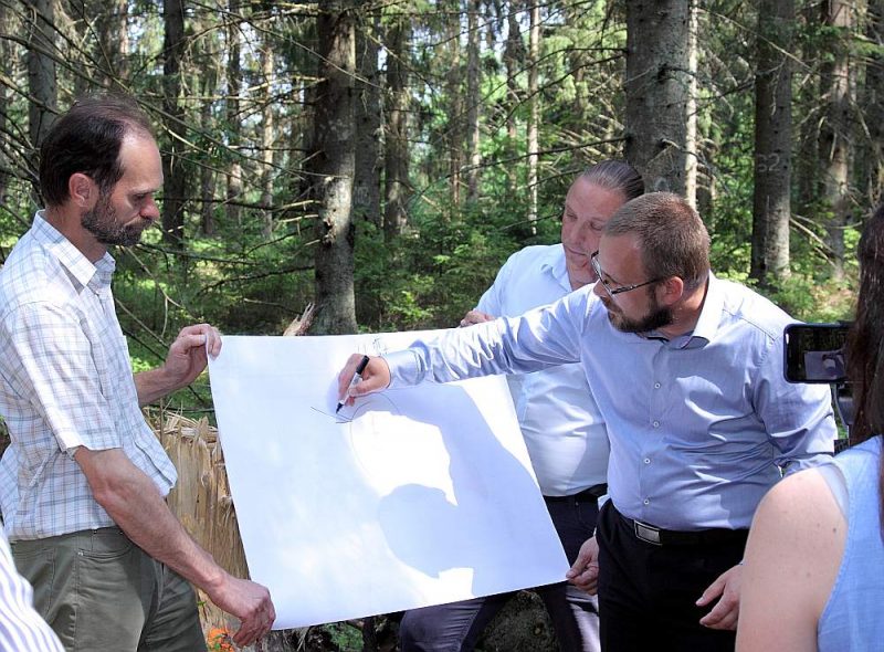 Ar atziņām, ka reti stādīta egļu audze izaug ātrāk un ir veselīgāka, ministru iepazīstināja vadošie “Silavas” pētnieki Arnis Gailis (no kreisās) un Āris Jansons.