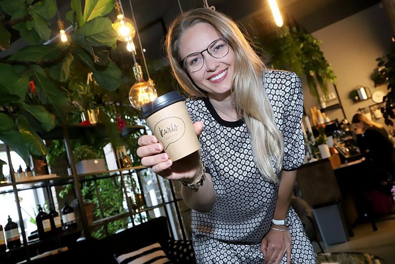 “Vienmēr esmu gribējusi būt jauna mamma. Pirmā meitiņa man piedzima, kad biju vien 21 gadu veca un 23 gados kļuvu par trīs bērnu māti,” stāsta kafijas namiņa “Kurts coffee” īpašniece Ketija Karlsone, akcentējot, ka liela ģimene ir ārkārtīgi liela svētība.