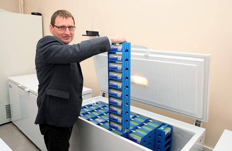 Latvijas Biomedicīnas un studiju centra direktors Jānis Kloviņš: “Precīzijas medicīna ir jaunā veida medicīnas domāšana, kas ir pretstatā globālā farmācijas biznesa vēlmei pārdot pēc iespējas vairāk medicīnisko līdzekļu.”