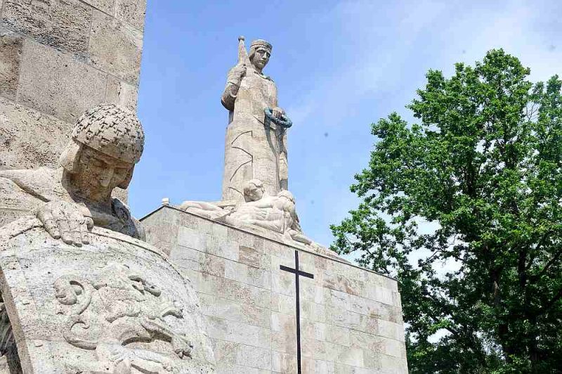Ar sarkanu stiklu izliktais krusts zem Mātes Latvijas tēla bija Brāļu kapu autora tēlnieka Kārļa Zāles iecere.