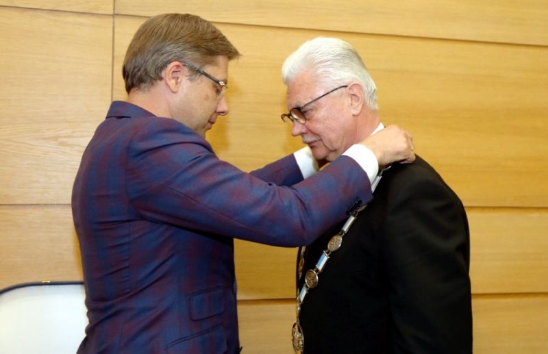 Bijušais Rīgas domes priekšsēdētājs Nils Ušakovs (no kreisās) un jaunievēlētais Rīgas domes priekšsēdētājs Dainis Turlais piedalās Rīgas domes ārkārtas sēdē, 30.05.2019.