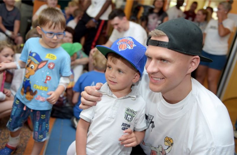 Kristaps Porziņģis (Dallas Mavericks) kopā ar vienu no mazajiem faniem.