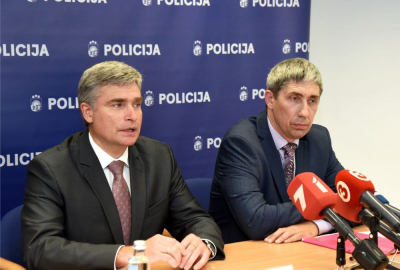 Valsts policijas Galvenās Kriminālpolicijas pārvaldes priekšnieks Andrejs Grišins (no kreisās) un Valsts policijas Organizētās noziedzības apkarošanas pārvaldes 2. nodaļas priekšnieks Sandis Radziņš piedalās preses konferencē, kurā informē par 19.maijā aizturētu grupu, kura Latvijā ieveda 33,680 kg narkotiskās vielas “hašišs”.