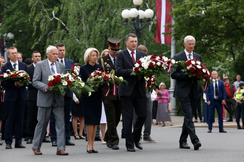 Amatpresonas piedalās svinīgajā ziedu nolikšanas ceremonijā pie Brīvības pieminekļa par godu Komunistiskā genocīda upuru piemiņas dienai.