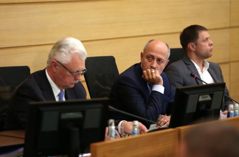 Rīgas domes deputāti Valērijs Petrovs (no kreisās) un Aleksejs Rosļikovs piedalās Rīgas domes ārkārtas sēdē, kurā plānots izteikt neuzticību Rīgas domes priekšsēdētājam, 20.06.2019.
