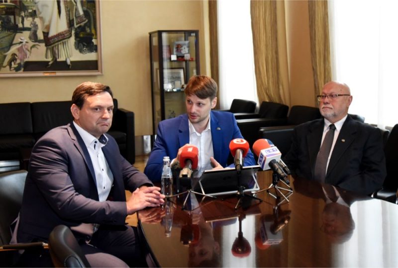 Pie partijām nepiederošie Rīgas domes deputāti Druvis Kleins (no kreisās), Oskars Putniņš un Imants Keišs piedalās preses konferencē, kurā informē par jaunas frakcijas izveidi Rīgas domē.