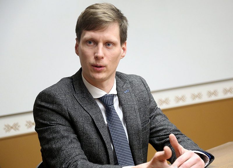 Ekonomikas ministrs Ralfs Nemiro kļuvis par mūri, kas sargā Latviju no viesstrādniekiem.