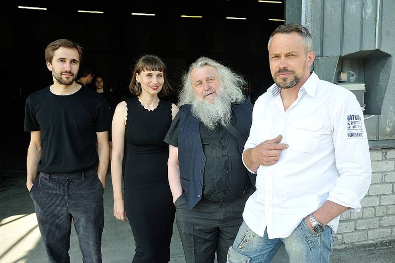Mākslinieki Reinis un Krista Dzudzilo (no kreisās), režisors Viktors Jansons un Latvijas Mākslas akadēmijas Scenogrāfijas katedras vadītājs Mārtiņš Kalseris pirms iepazīstināšanas ar Prāgas kvadriennāles darbiem Rīgā.