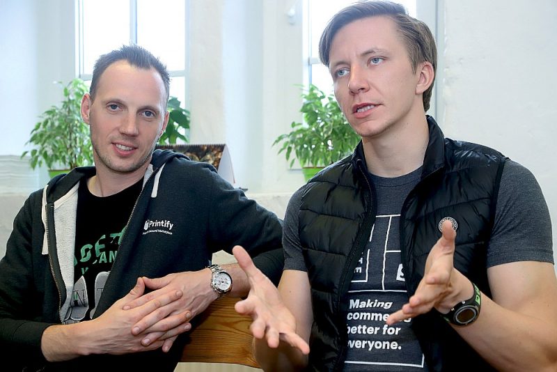 Arta Kehra (no kreisās) un Jāņa Berdigana izveidotās interneta platformas “Printify” apgrozījums šogad varētu būt 30 miljoni eiro. Vēl pēc gada tiek prognozēti 100.