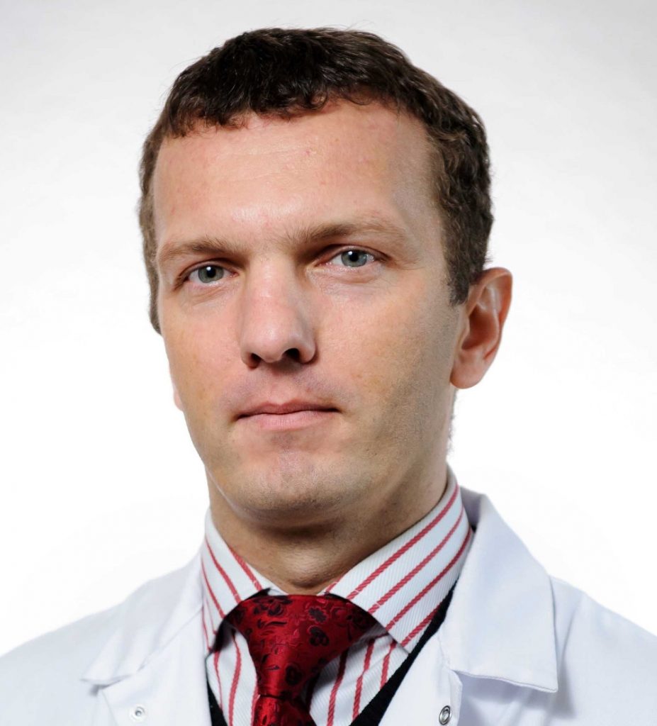 Rīgas Austrumu klīniskās universitātes slimnīcas Onkoķirurģijas klīnikas vadītājs, ķirurgs Dr. med. Armands Sīviņš: “Šobrīd pa “zaļo koridoru” izmeklēšanai tiek virzīti tikai pacienti ar aizdomām par ļaundabīgu saslimšanu.”
