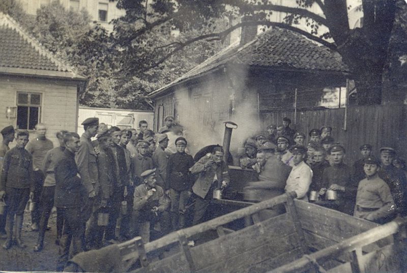 Ziemeļlatvijas brigades Cēsu skolnieku rotas karavīri pie lauka virtuves. Rīga, 1919.gada vasara.