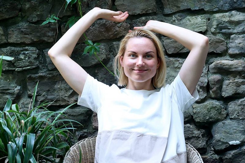 Inga Tropa: “Apzināti gribas izdarīt, lai skatītājam izrādē ir arī negaidītības un dzīvās klātbūtnes brīža pieredze.”