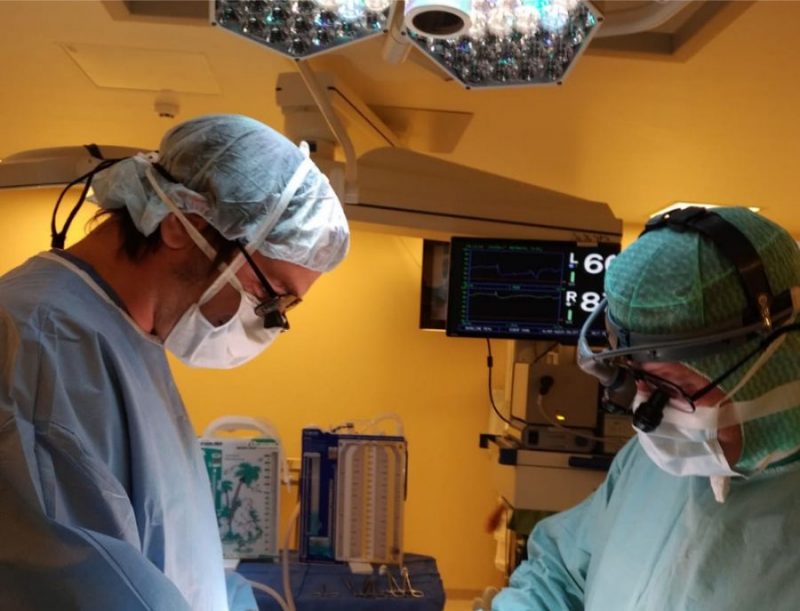 Kardioķirurgs dr.Lauris Šmits un KUS Bērnu kardioloģijas un kardioķirurģijas klīnikas vadītājs dr.Valts Ozoliņš operācijas laikā.