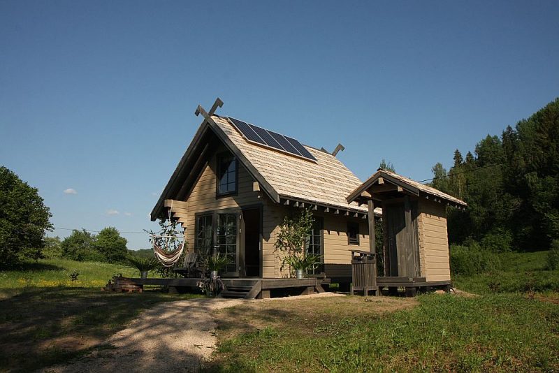 Dabas māja Ilgāja ezera krastā – tur neatradīsiet elektrības slēdzi, ne arī ūdens krānu. Taču te ir moderna sausā tualete un malkas krāsniņa.