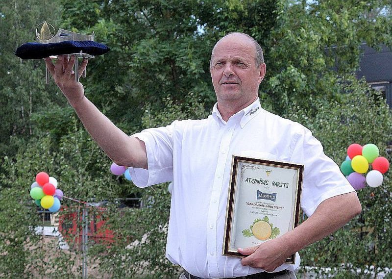AS “Jaunpils pienotava” Rīgā ir pieci veikali, šogad plānots atvērt vēl vienu, varbūt vienu arī Jelgavā. Tā kā uzņemam apgriezienus, jaudas drīz būs par mazu, būs jādomā par paplašināšanos,” saka uzņēmuma vadītājs Viesturs Krilovs.