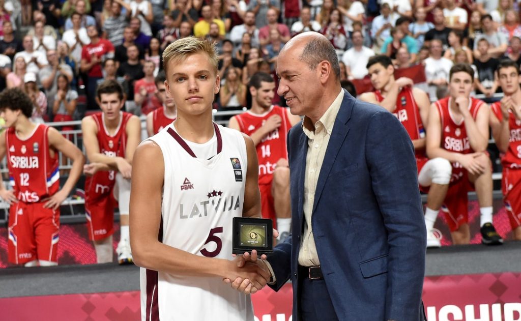 Artūrs Žagars saņem apbalvojumu kā Eiropas U-18 čempionāta simboliskā zvaigžņu piecnieka spēlētājs.