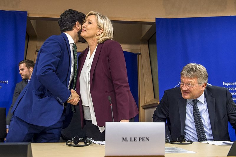 Eiroparlamenta jaunās politiskās grupas “Identitāte un demokrātija” paziņošanas preses konferencē itālis Marko Zanni vaigu pie vaiga ar franču Marinu Lepēnu, noskatās flāms Gerolfs Annemans.