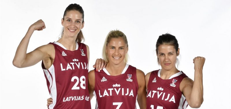 Latvijas izlases spēlētājas Kristīne Vītola (no kreisās), Elīna Dikeulaku un Ieva Pulvere “Arēnā Rīga” cer iepriecināt līdzjutējus.
