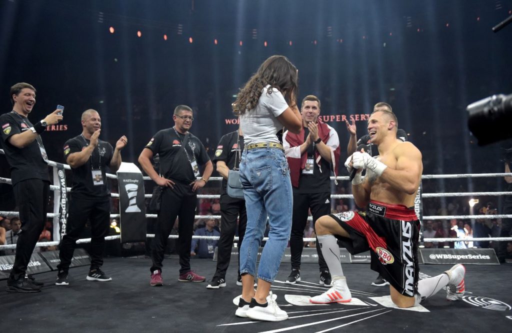 Mairis Briedis pēc cīņas bildina mīļoto sievieti Jūliju.