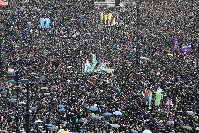 Jau trešo dienu Honkongas centru bloķē simtiem tūkstošiem cilvēku, protestējot pret likumprojektu par tiesājamo izdošanu Ķīnai.