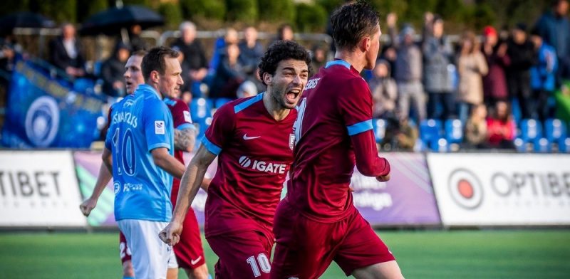 “Jelgavas” futbolisti trešdien viesos negaidīti uzvarēja līderi “Riga”.
