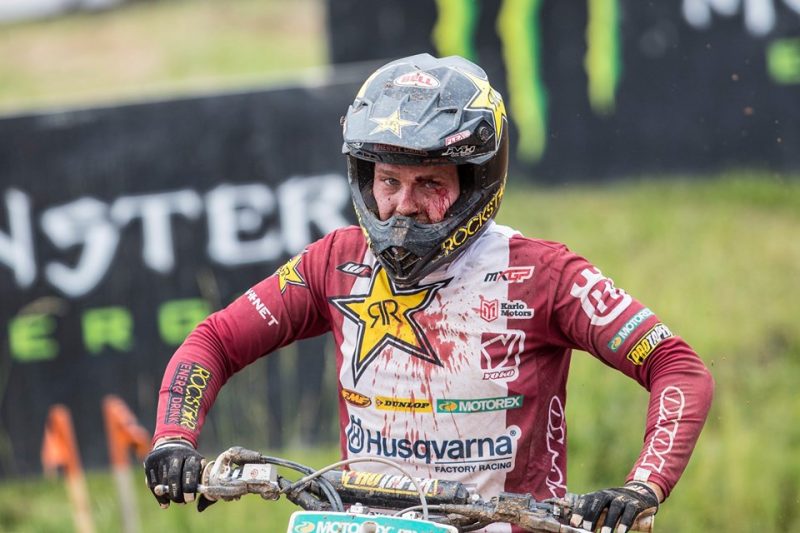 Pauls Jonass pasaules čempionāta pirmo braucienu Ķegumā pabeidza ar asiņojušu uzaci.
