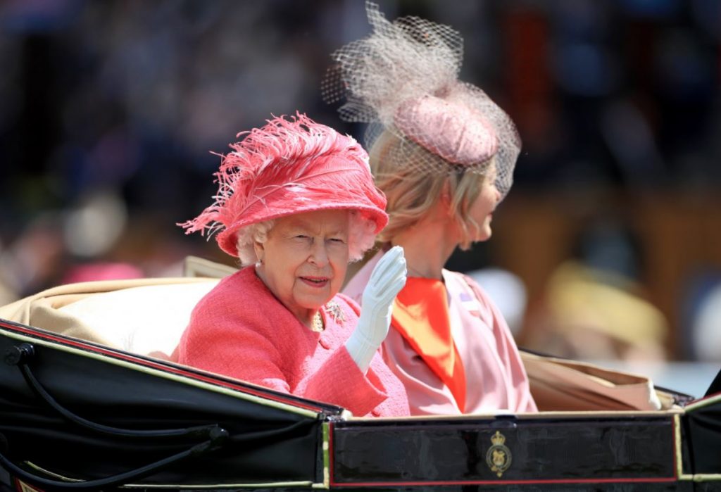 Lielbritānijas karaliene Elizabete II apmeklē
ikgadējās “Royal Ascot” zirgu skriešanās un jāšanas sacensības šogad.