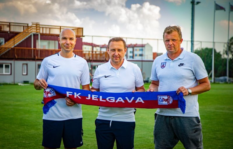 Jelgavas futbolā sākušies Oļega Kubareva (vidū) laiki.