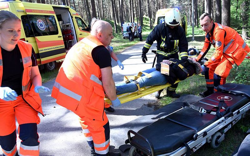 Citi mediķi uzskata, ka daudz būtiskāk būtu atalgojuma palielināšana vai arī darba riska piemaksu palielināšana Neatliekamās medicīniskās palīdzības dienesta darbiniekiem, nevis piedāvāt viņiem rindu apiešanu uz medicīnas pakalpojumiem. Attēlā: NMPD darbinieki piedalās pretterorisma mācībās “Pūlis 2019” Mežaparkā.